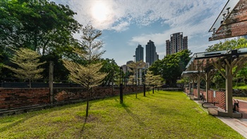 The green Amenity Lawn offers a peaceful getaway for residents and space to hang around. The Tree Shade Arbour alongside the lawn has a minimal design with tree-shaped pillars and perforated brick walls which resonates with the structure in the Red Brick Column Zone.